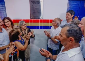 Cícero Lucena entrega Escola Municipal José de Novais, a 42ª reconstruída pela Prefeitura