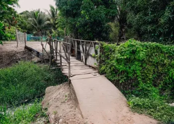 Cícero Lucena autoriza construção de passarela na comunidade Jardim Guaíba, em Oitizeiro