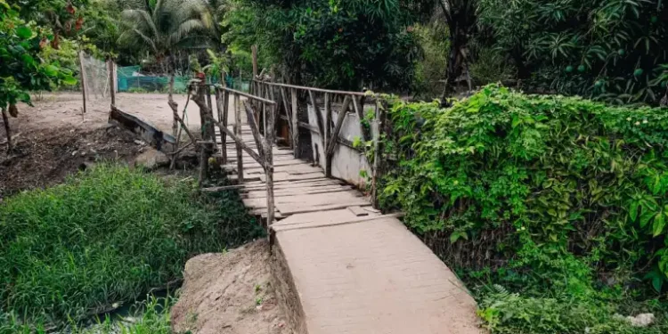 Cícero Lucena autoriza construção de passarela na comunidade Jardim Guaíba, em Oitizeiro