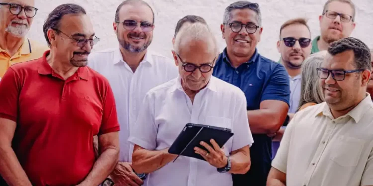 Cícero Lucena assina ordem de serviço para reconstrução da Praça Esperança