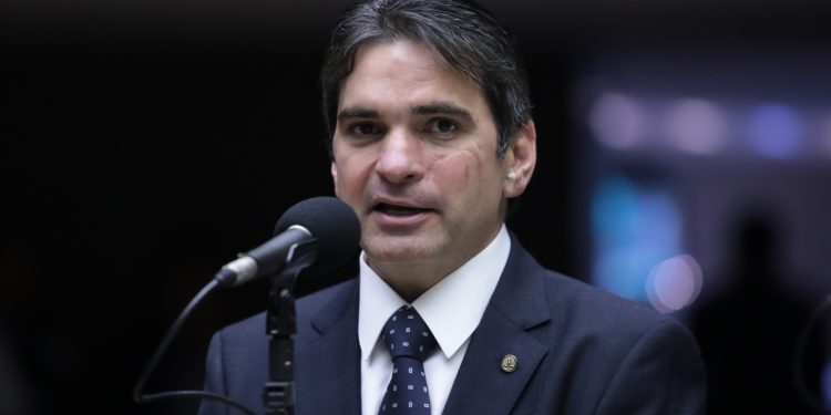 PL de Murilo Galdino que garante meia-entrada a acompanhantes de idosos é aprovado na Comissão do Esporte