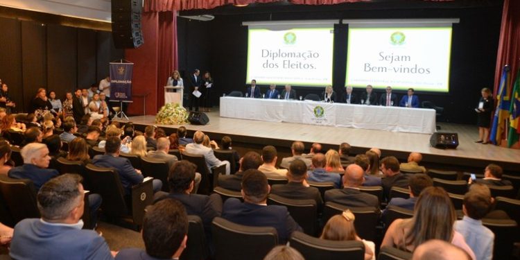 Eleitos e eleitas são diplomados pela Justiça Eleitoral em João Pessoa