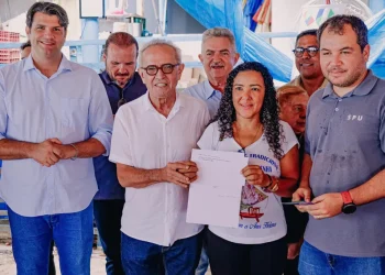 Cícero Lucena entrega certidões de regularização fundiária para 37 famílias de pescadores da Penha