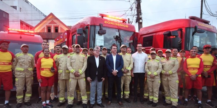 Governador lança Operação Verão 2025 e entrega duas novas viaturas para o Corpo de Bombeiros
