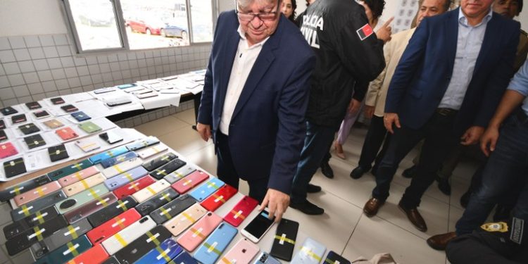 João Azevêdo lança Operação da Polícia Civil que recupera celulares roubados