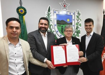 João Azevêdo firma contrato com os Correios para distribuição de medicamentos e insumos nas unidades de Saúde