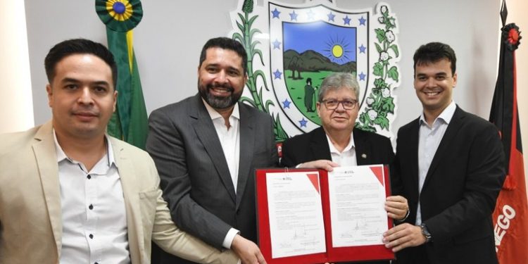 João Azevêdo firma contrato com os Correios para distribuição de medicamentos e insumos nas unidades de Saúde