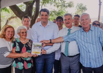 Leo Bezerra assina ordem de serviço para reconstrução da Praça Guilherme Brito de Holanda