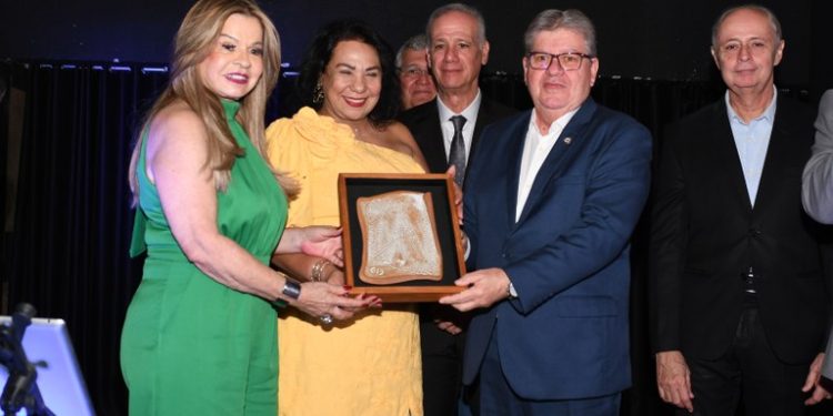 João Azevêdo recebe Título de Amigo da Defensoria Pública e destaca compromisso do Governo do Estado com a instituição