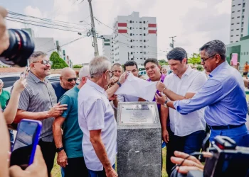 Cícero Lucena inaugura a Praça das Acácias, no bairro dos Bancários