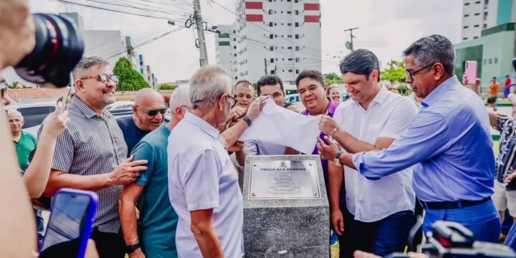 Cícero Lucena inaugura a Praça das Acácias, no bairro dos Bancários