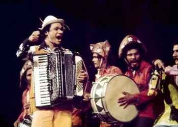 Dia do Forró: Dominguinhos misturou ritmos e polêmicas, conta biógrafo