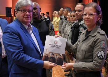 João Azevêdo oficializa promoção de 496 policiais e bombeiros militares e autoriza novas ascensões
