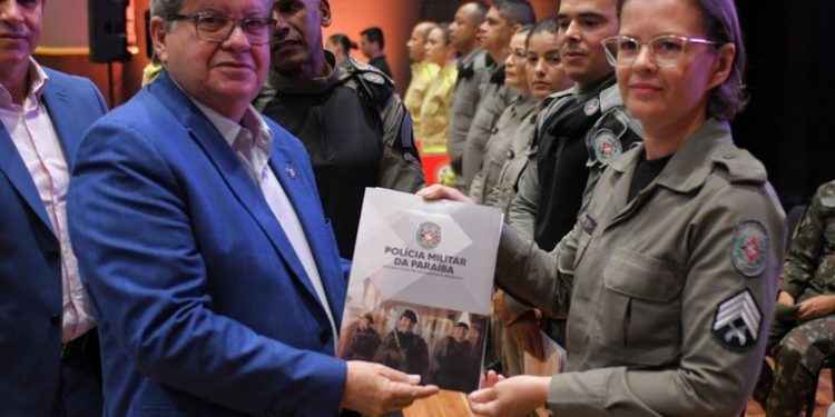 João Azevêdo oficializa promoção de 496 policiais e bombeiros militares e autoriza novas ascensões