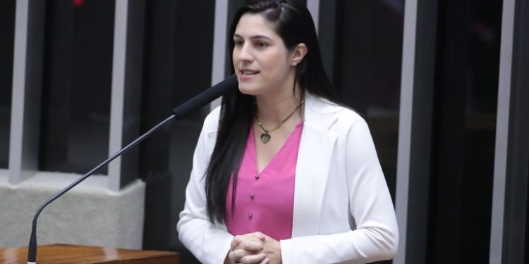 Comissão aprova aumento de pena para quem cede filho para adoção em troca de dinheiro