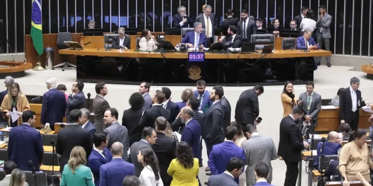 Câmara aprova teto para salário mínimo, mas afrouxa mudanças no BPC
