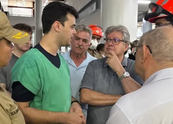 João Azevedo inspeciona Hospital de Trauma de João Pessoa após incêndio