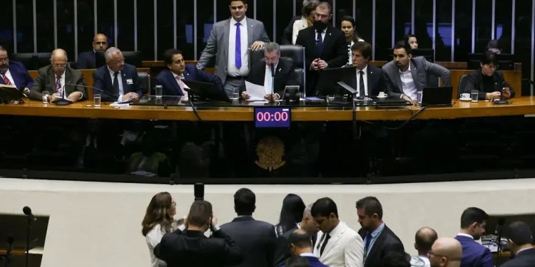 Em semana da segurança, Câmara aprova novo tipo de prisão em flagrante