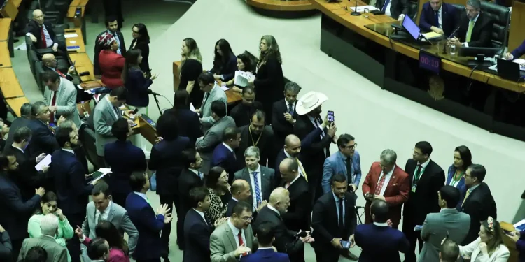 Câmara responde a Dino e diz que líderes cumpriram lei sobre emendas