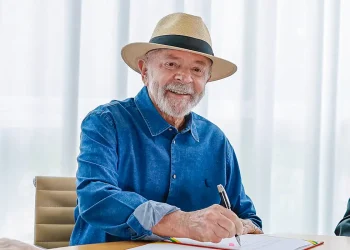 Com homenagem a Paul Singer, Lula sanciona Lei da Economia Solidária