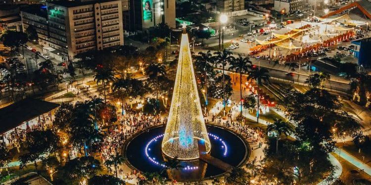 Natal Iluminado: multidão prestigia entrega dos polos do Evaldo Cruz e Parque do Povo