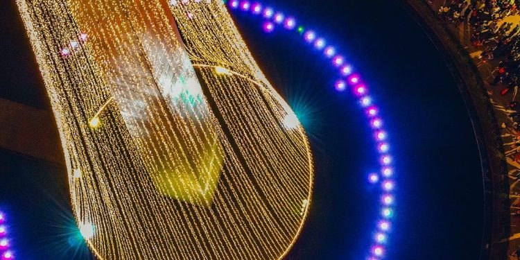 Natal Iluminado: multidão prestigia entrega dos polos do Evaldo Cruz e Parque do Povo