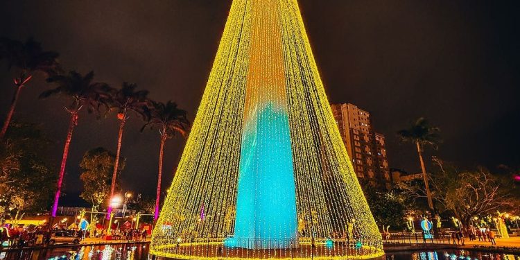 Natal Iluminado: multidão prestigia entrega dos polos do Evaldo Cruz e Parque do Povo