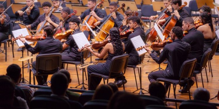 Concerto de encerramento de 2024 da Orquestra Jovem tem jazz, ballet, trilha sonora e música brasileira