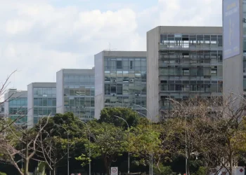 Déficit de contas públicas cai 80% em novembro se comparado com 2023