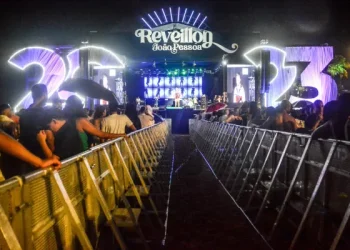 Danieze Santiago, Cheiro de Amor, Desejo de Menina, No Sigilo, Djs Cris L e André Loyola animam festa da virada na Orla de João Pessoa