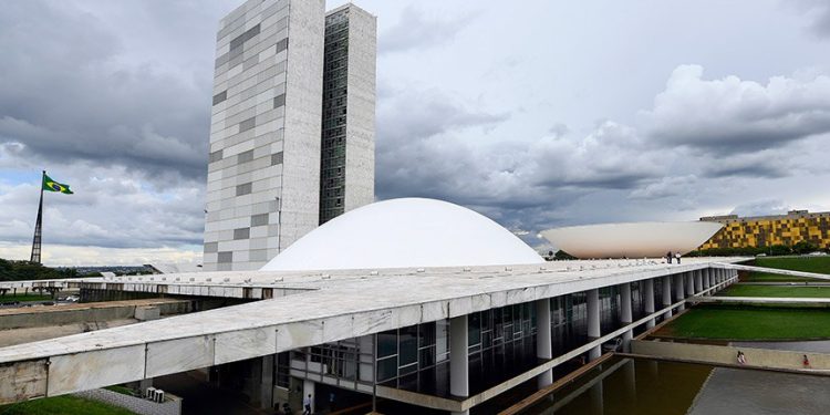 Pedido de vista adia votação da PEC das Praias na CCJ do Senado
