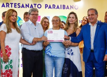 João Azevêdo participa de assinaturas de concessão de microcrédito a artesãos no Salão do Artesanato Paraibano