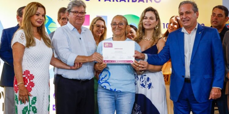 João Azevêdo participa de assinaturas de concessão de microcrédito a artesãos no Salão do Artesanato Paraibano