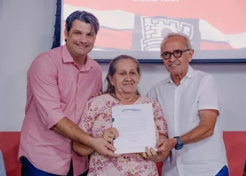 Cícero Lucena entrega regularizações fundiárias e compras assistidas pelo Programa João Pessoa Sustentável
