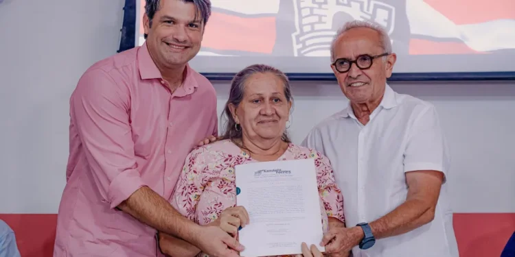 Cícero Lucena entrega regularizações fundiárias e compras assistidas pelo Programa João Pessoa Sustentável