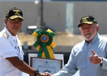Após vídeo polêmico, comandante da Marinha é levado a reunião com Lula para esclarecimentos