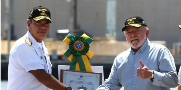 Após vídeo polêmico, comandante da Marinha é levado a reunião com Lula para esclarecimentos