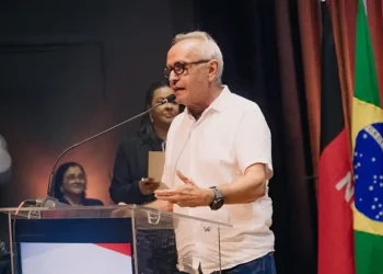 Cícero Lucena celebra parceria com o Governo do Estado durante lançamento do programa “Paraíba 2025-2026”