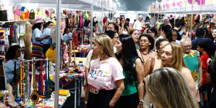 Primeira-dama do Estado visita Salão do Artesanato Paraibano e reforça compromissos do Governo com artesãos