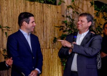 Tarcísio de Freitas reforça apoio a Hugo Motta na disputa pela presidência da Câmara