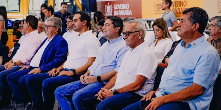 Cícero Lucena celebra aquisições de ônibus escolares por parte do Governo do Estado e destaca ambiente de parceria com os municípios paraibanos