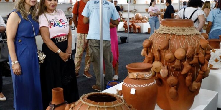 Primeira-dama do Estado visita Salão do Artesanato Paraibano e reforça compromissos do Governo com artesãos