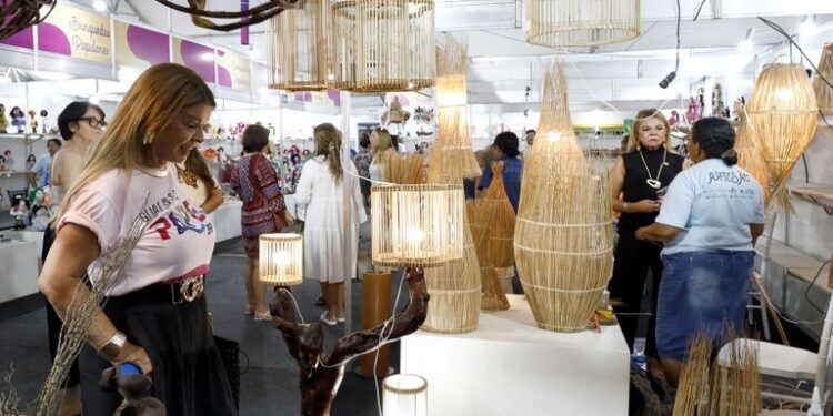 Primeira-dama do Estado visita Salão do Artesanato Paraibano e reforça compromissos do Governo com artesãos