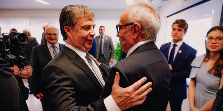 Cícero Lucena destaca aperfeiçoamento do TCE-PB durante posse do novo presidente da Corte