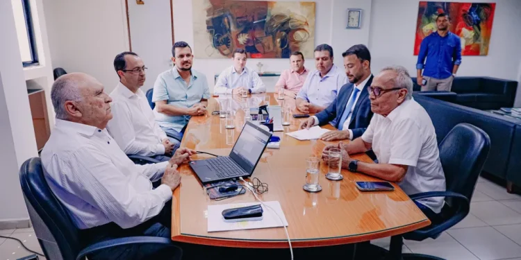 Cícero exonera equipe, determina que servidores reapresentem certidões e anuncia cruzamento de dados com TCE