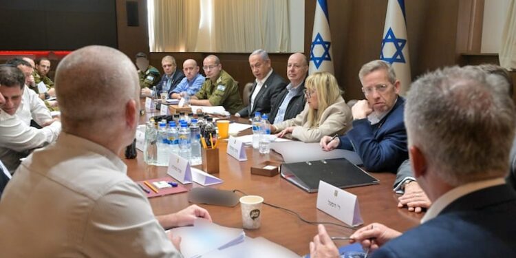 Israel aprova cessar-fogo em Gaza; reféns devem começar a ser libertados neste domingo