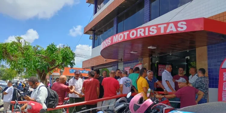 Motoristas de ônibus de João Pessoa encerram greve após aprovação de proposta de reajuste