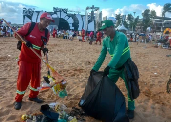 Operação de limpeza da Emlur coleta mais de 100 toneladas de resíduos após festejos de Réveillon