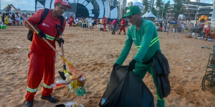 Operação de limpeza da Emlur coleta mais de 100 toneladas de resíduos após festejos de Réveillon