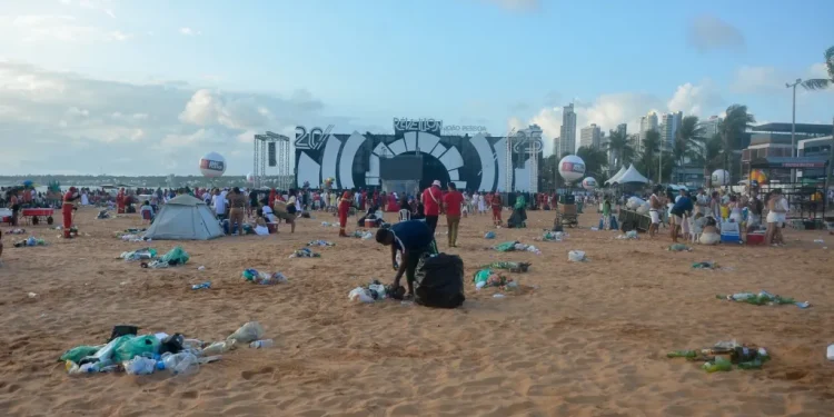 Operação de limpeza da Emlur coleta mais de 100 toneladas de resíduos após festejos de Réveillon